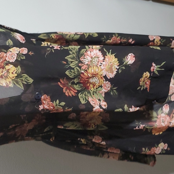 AMERICAN RAG CIE Black Floral Pintuck Split Neck Roll Tab Sleeve Blouse-EUC-Sz M - Picture 12 of 17